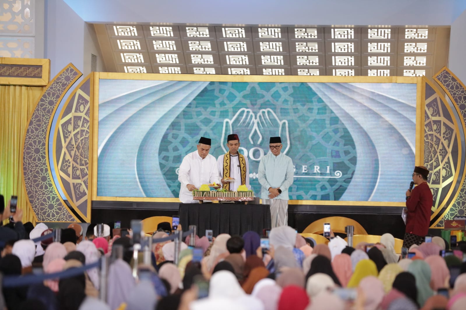 GUBERNUR RAHMAT MIRZANI DJAUSAL SAMPAIKAN RASA BANGGA KARENA LAMPUNG DIPERCAYA JADI TUAN RUMAH DIGELARNYA ACARA 'DOA UNTUK NEGERI' OLEH TVONE YANG MENGHADIRKAN USTAD ABDUL SOMAD DI MASJID RAYA AL-BAKRIE