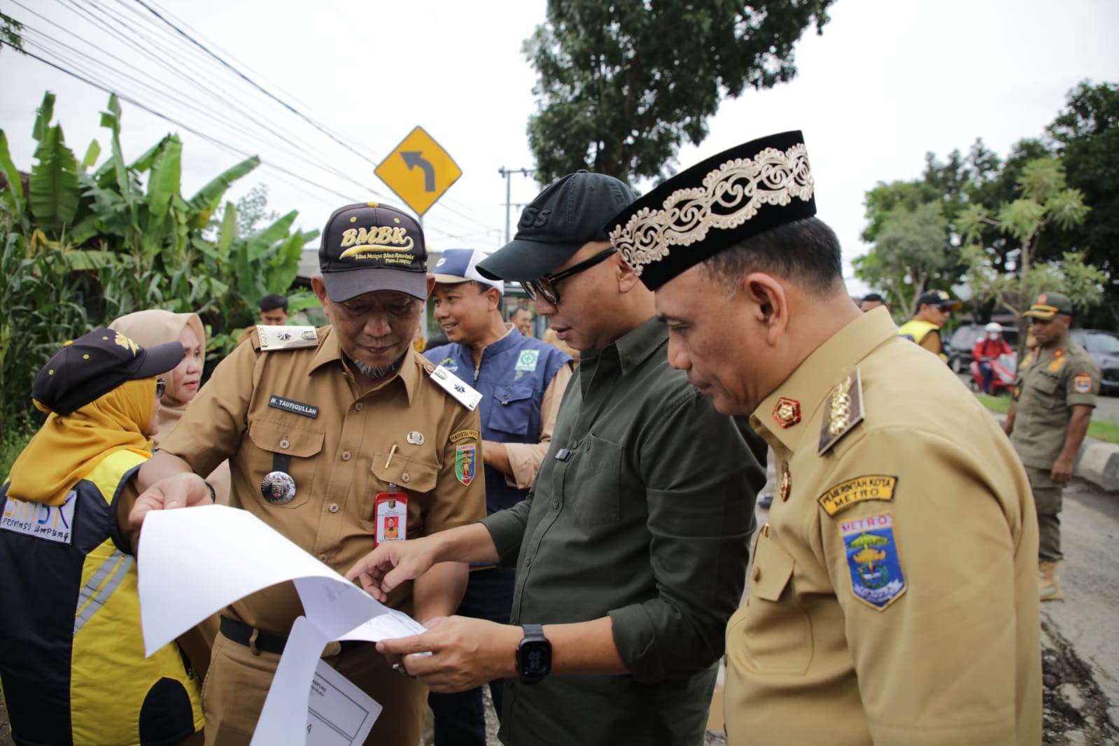 GUBERNUR RAHMAT MIRZANI DJAUSAL TINJAU PEMELIHARAAN JALAN PROVINSI DI RUAS JALAN PATTIMURA, KOTA METRO SERTA, RUAS JALAN METRO - KOTA GAJAH