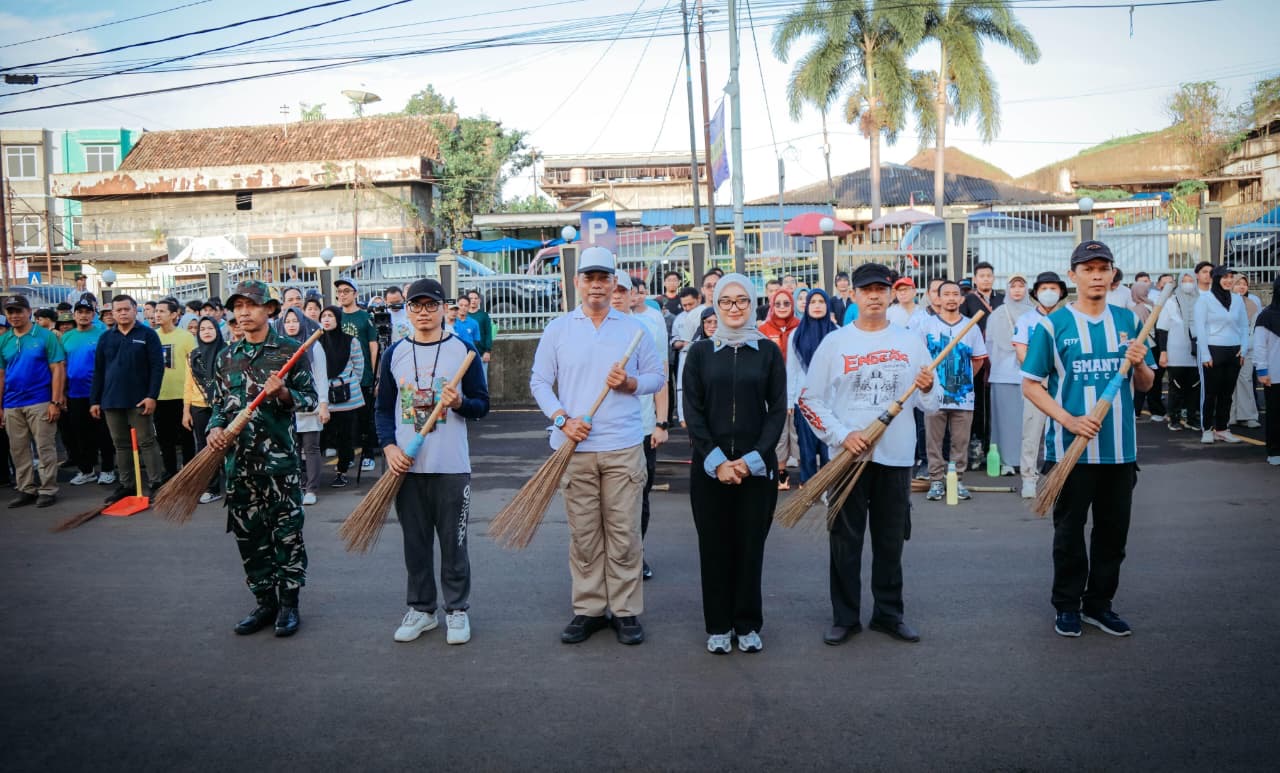 Wagub Jihan Nurlela Pimpin Aksi Bersih-Bersih di Kawasan Pasar Raya Lebak Budi dan Pasar Pasir Gintung